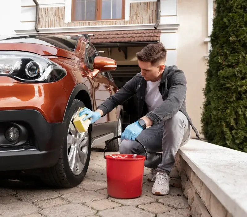 Lavage auto à domicile Saint-Genès-Champanelle : professionnel intervenant sur un véhicule